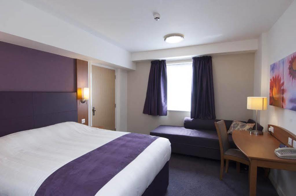 Premier Inn Hemel Hempstead Central Экстерьер фото